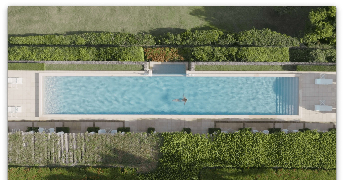 Nhiều chi tiết trong phần nội thất được mạ vàng. Ngoài ra, dinh thự còn có một hội trường lớn và khu vực dành riêng cho các hoạt động thể thao như bóng bàn, bida và cờ vua.