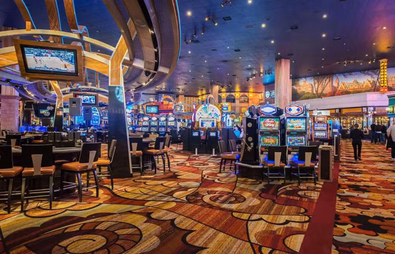 Sòng bạc Horseshoe Casino Cincinnati đã bị "lỗ" nặng một phen khi trao nhầm số tiền thưởng 1 triệu USD cho một người trùng với tên của người chiến thắng Kevin Lewis. Sòng bạc này sau đó đã nhận lỗi và cả 2 người đàn ông trùng tên này đều được nhận tiền.