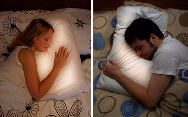 Gối tự động phát sáng khi có người nằm lên.