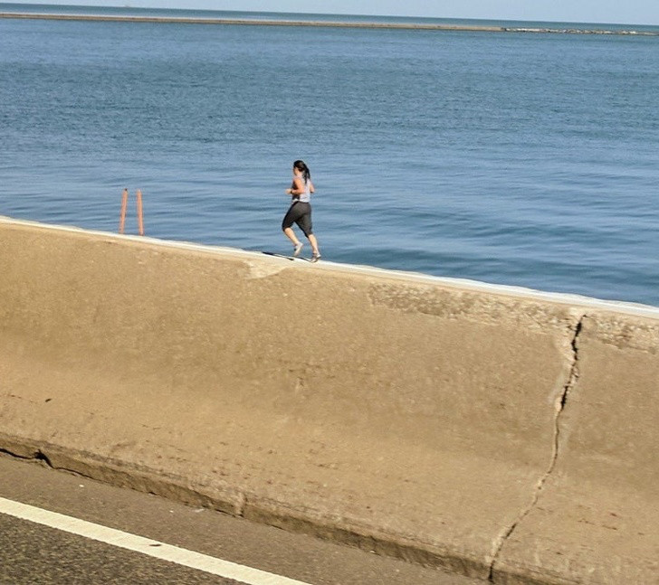 Người tí hon đang chạy bộ trên dải phân cách?