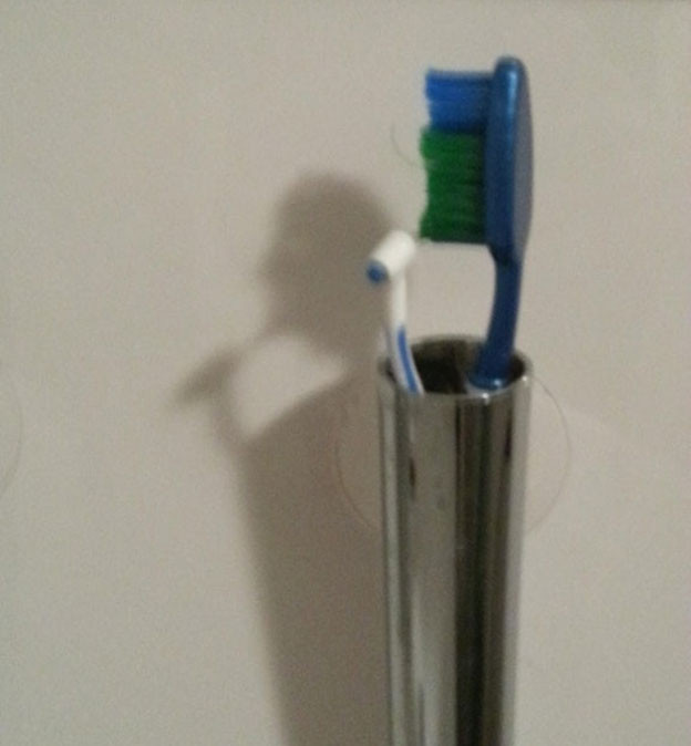  Cái bóng vô tình tạo nên hình ảnh một người đang vệ sinh răng miệng, rất liên quan đến chiếc bàn chải này