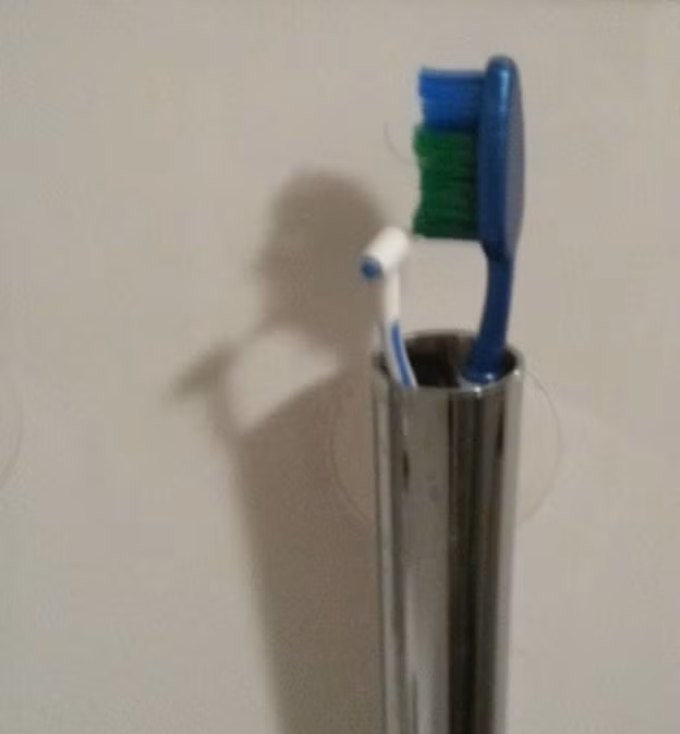  Cái bóng vô tình tạo nên hình ảnh một người đang vệ sinh răng miệng, rất liên quan đến chiếc bàn chải này