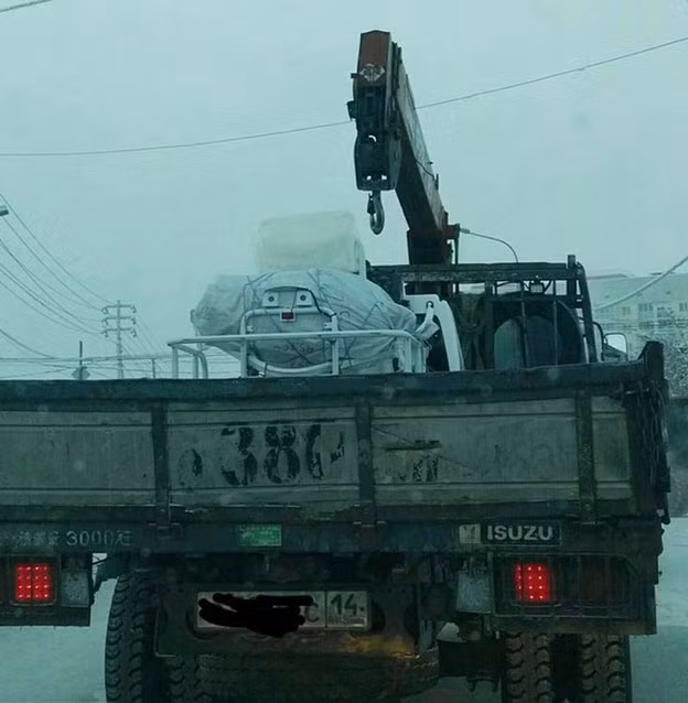  Chiếc túi trắng mang một “khuôn mặt” hoảng hốt, bị trói và bắt lên xe