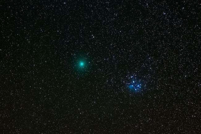 Dòng chảy tối, năng lượng tối, vật chất tối - những bí ẩn của vũ trụ: Khoảng 80% vũ trụ được tạo thành từ vật chất tối song các nhà khoa học chỉ biết là nó tồn tại mà không thể chứng minh được sự tồn tại của nó. Bên trong vật chất tối là năng lượng tối - tác nhân gây ra sự giãn nở vũ trụ. Ngoài ra, NASA còn quan sát được một sự kiện không gian khác mà họ gọi là "dòng chảy tối" - hiện tượng kéo các vật chất theo những hướng không thể giải thích được trong vũ trụ. Khi các nhà khoa học phát hiện ra các thiên hà đang di chuyển theo các hướng dường như không thống nhất với sự giãn nở tự nhiên của vũ trụ, họ đã mặc định thừa nhận thuyết "dòng chảy tối". Theo đó, "dòng chảy tối" có thể xuất phát từ một nơi nào đó bên ngoài vũ trụ mà chúng ta vẫn biết.