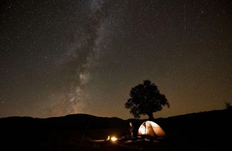 Năm 2014 các nhà thiên văn học ở Harvard đã phát hiện ra một siêu hành tinh, hay còn gọi là Godzilla of Earths nằm cách chúng ta khoảng 560 năm ánh sáng. Hành tinh này còn được gọi là "siêu Trái Đất" khi nặng gấp 17 lần hành tinh của chúng ta và có đường kính gần 30.000 km. Siêu Trái Đất quay quanh một hành tinh giống như Mặt Trời tên là Draco nằm trong một chòm sao được hình thành 3 tỷ năm sau sự kiện Big Bang. Được gọi là Kepler-10c, ngoại hành tinh này cứng như đá chứ không phải là một hành tinh khí giống sao Mộc như các nhà khoa học vẫn nghĩ. Tuy nhiên, oxy và nước nếu tồn tại ở Kepler-10c sẽ ngay lâọ tức chuyển thành chất rắn nên dù được gọi là "siêu Trái Đất" song hành tinh này không phải là một nơi phù hợp cho sự sống tồn tại./.