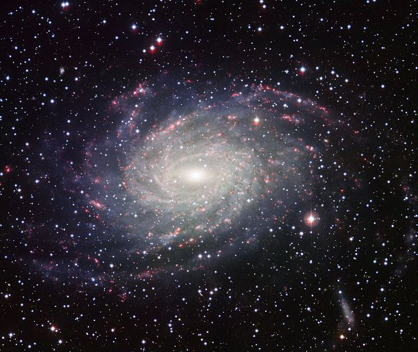 NGC 6744: Đây là một thiên hà xoắn nằm cách chúng ta 30 triệu năm ánh sáng mà các nhà khoa học cho rằng nó giống với Dải Ngân hà nhất.