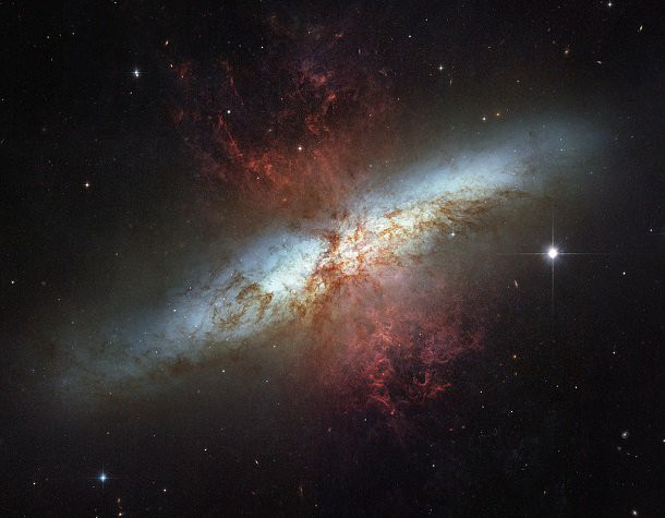 Messier 82: Được biết tới là M82, thiên hà này sáng gấp 5 lần toàn bộ Dải Ngân hà do những ngôi trẻ sinh ra với tốc độ nhanh chóng và lớn gấp 10 lần các ngôi sao trong thiên hà của chúng ta. Qua thời gian những ngôi sao sẽ được tạo ra nhanh tới nỗi chúng sẽ "nuốt chửng" lẫn nhau.
