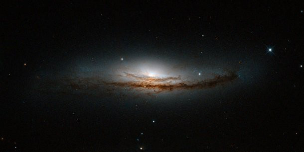 NGC 5793: Thoạt nhìn thì thiên hà xoắn này không quá đặc biệt nhưng nó được biết tới với một hiện tượng lạ lùng, đó là những tia maser. Chúng ta thường quen với các tia laser phát ra ánh sáng ở dải quang phổ có thể nhìn thấy được nhưng hầu như không biết nhiều về các tia maser phát ra ánh sáng ở vùng vi sóng. Các tia maser vẫn chưa được biết tới nhiều và chúng tạo ra ánh sáng bằng cách hấp thụ năng lượng xung quanh đồng thời tái tạo nó trong vùng vi sóng của dải quang phổ.