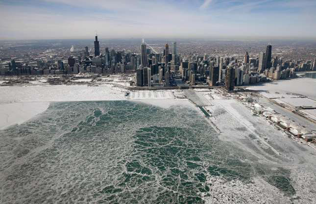 Băng và tuyết trên mặt hồ Michigan ở Chicago, Illinois (Mỹ) trong trận bão tuyết tháng 1/2019.