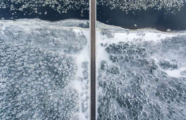 Tuyết phủ trắng xóa bên bờ sông sông Neman con sông lớn ở Đông Âu, bắt nguồn từ Belarus, chảy qua Litva.