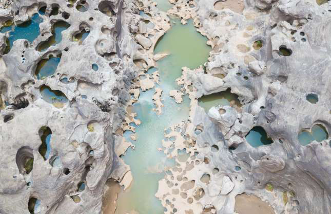 Hình ảnh loang lổ do hạn hán ở sông Mekong, Thái Lan.