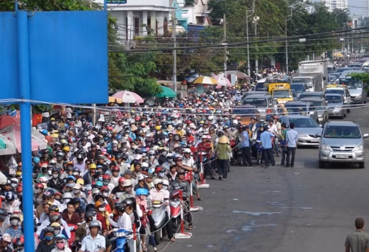 Thảm cảnh kẹt xe khi muốn "qua sông phải lụy phà" trong những ngày Tết tại bến phà Cát Lái (ở cả 2 đầu quận 2, TP HCM và huyện Nhơn Trạch, tỉnh Đồng Nai).