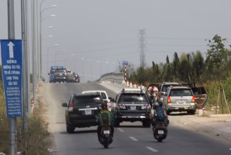 Đường cao tốc TP HCM - Long Thành - Dầu Giây được đưa vào sử dụng từ đầu năm 2014 đã giải quyết đáng kể phương tiện đi các tỉnh miền Đông và du lịch biển Vũng Tàu (tránh qua phà Cát Lái).