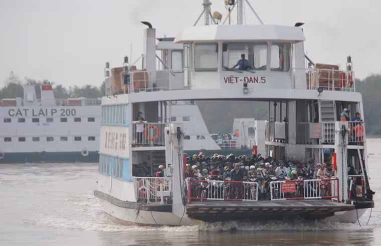 Giám đốc bến phà Cát Lái cho biết: "Trong đợt cao điểm phục vụ Tết Giáp Ngọ, bến phà chỉ sử dụng mỗi ngày 10 chuyến loại 200 tấn để giải tỏa ôtô (Tết năm trước mỗi ngày phải hoạt động hơn 50 chuyến phà 200 tấn/ ngày).