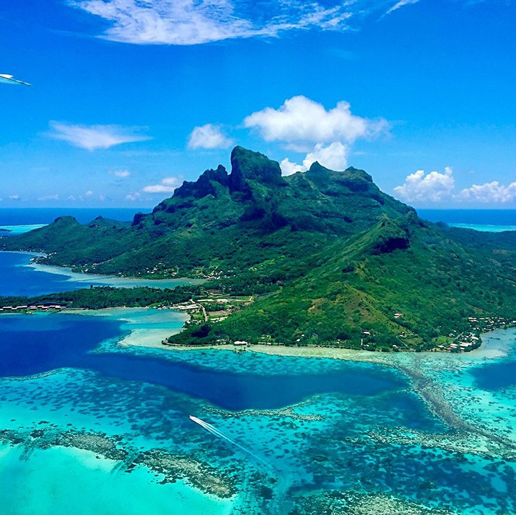  Bora Bora, Pháp: Trong số tất cả các hòn đảo đáng kinh ngạc ở khu vực Polynesia thuộc Pháp, Bora Bora là viên ngọc quý cực hút khách. Được bao quanh bởi đầm phá và rạn san hô, Bora Bora là điểm đến nổi tiếng của những người đam mê lặn bằng ống thở và thợ lặn SCUBA, đồng thời nơi đây có một loạt các khu nghỉ dưỡng sang trọng đẳng cấp thế giới. 