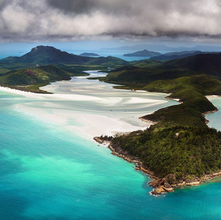  Whitsundays, Australia: Whitsundays nằm ngay ngoài khơi Queensland, ngay trung tâm rạn san hô Great Barrier, vì vậy hãy chuẩn bị đeo ống thở hoặc thiết bị lặn khi đến nơi. Là nơi có 74 kỳ quan đảo, khu vực này của Úc là nơi có một số bãi biển đẹp nhất thế giới, như bãi biển Whitehaven.
