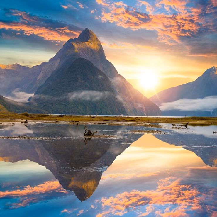  New Zealand: Quốc đảo huyền diệu này có nhiều điều kỳ lạ về địa hình, hang động và vịnh nhỏ cũng như những bãi biển tuyệt đẹp. Một trong những điểm tham quan phổ biến nhất là Milford Sound, là một vịnh hẹp tuyệt đẹp với rừng nhiệt đới, thác nước, san hô đen và đời sống thủy sinh hấp dẫn.