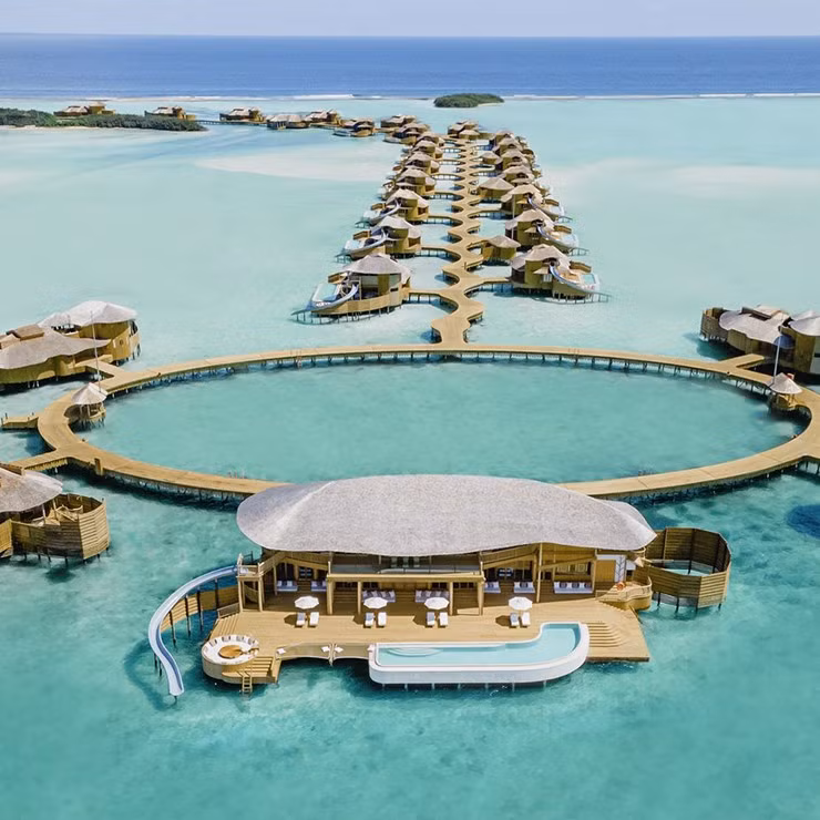  Maldives: Quần đảo Nam Á này thường được coi là nơi có bãi biển đẹp nhất thế giới nhờ làn nước trong xanh, bãi biển cát trắng và hàng dừa thơ mộng. Quốc đảo này cũng là nơi có một số khu nghỉ dưỡng sang trọng tốt nhất thế giới. 