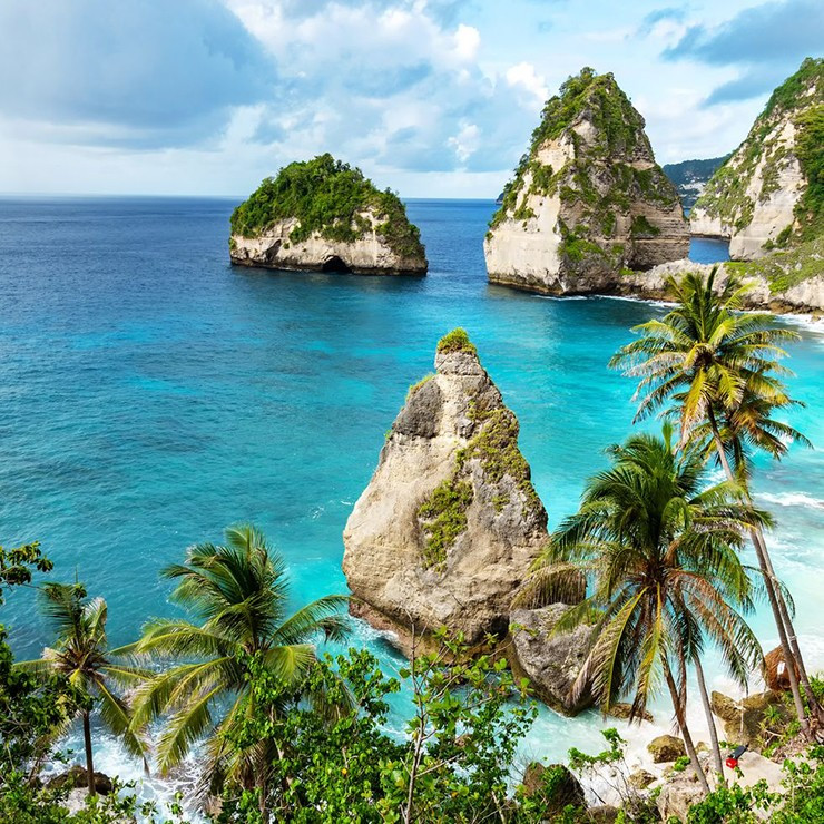  Bali, Indonesia: Bali là hòn đảo mê hoặc nổi tiếng nhất của Indonesia nhờ địa hình đẹp, lịch sử và kiến trúc hấp dẫn, những trải nghiệm chăm sóc sức khỏe nổi tiếng và tất nhiên là một số bãi biển trải dài đẹp nhất thế giới. Làn nước màu ngọc lam, bãi cát trắng sáng và những khối đá xanh tươi tạo nên một nơi lý tưởng để lướt sóng, bơi lội và tắm nắng.