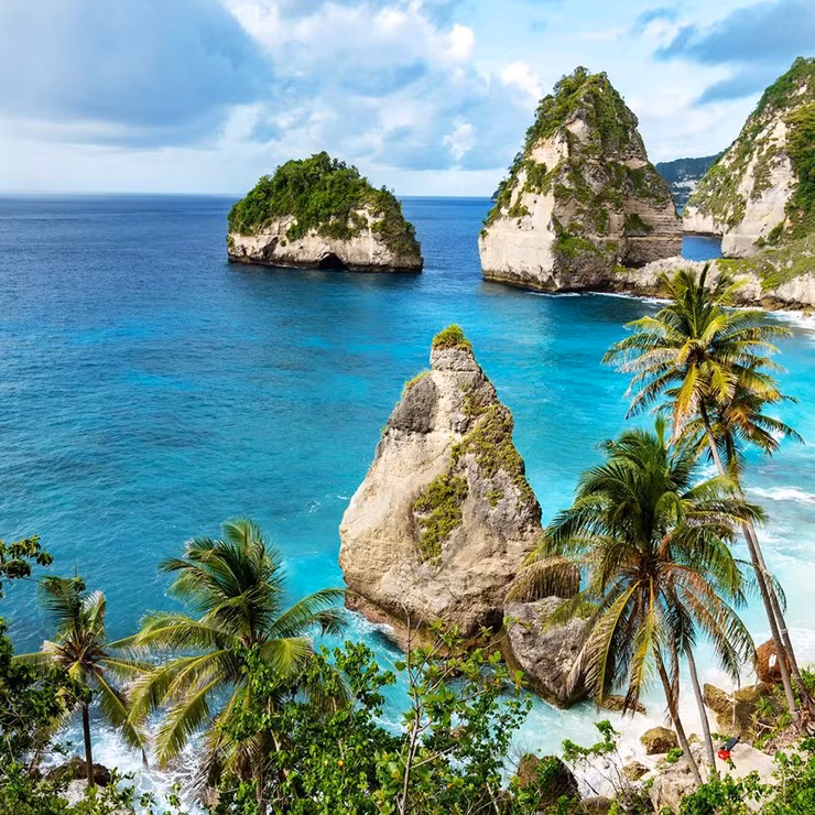  Bali, Indonesia: Bali là hòn đảo mê hoặc nổi tiếng nhất của Indonesia nhờ địa hình đẹp, lịch sử và kiến trúc hấp dẫn, những trải nghiệm chăm sóc sức khỏe nổi tiếng và tất nhiên là một số bãi biển trải dài đẹp nhất thế giới. Làn nước màu ngọc lam, bãi cát trắng sáng và những khối đá xanh tươi tạo nên một nơi lý tưởng để lướt sóng, bơi lội và tắm nắng.