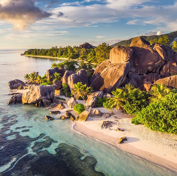  Seychelles: Những du khách dày dặn kinh nghiệm cũng như những người đam mê điện ảnh đều sẽ biết hoặc đã từng đến Anse Source D'Argent, bãi biển trải dài nổi tiếng nhất của Seychelles (và là địa điểm quay bộ phim "Cast Away"), nhưng toàn bộ quần đảo này có rất nhiều điểm tham quan rất hấp dẫn du khách. Các rạn san hô, khu bảo tồn thiên nhiên, rừng nhiệt đới và động vật hoang dã độc đáo chỉ là một vài trong số những lý do khiến du khách đổ xô đến quốc gia châu Phi ngoạn mục này.