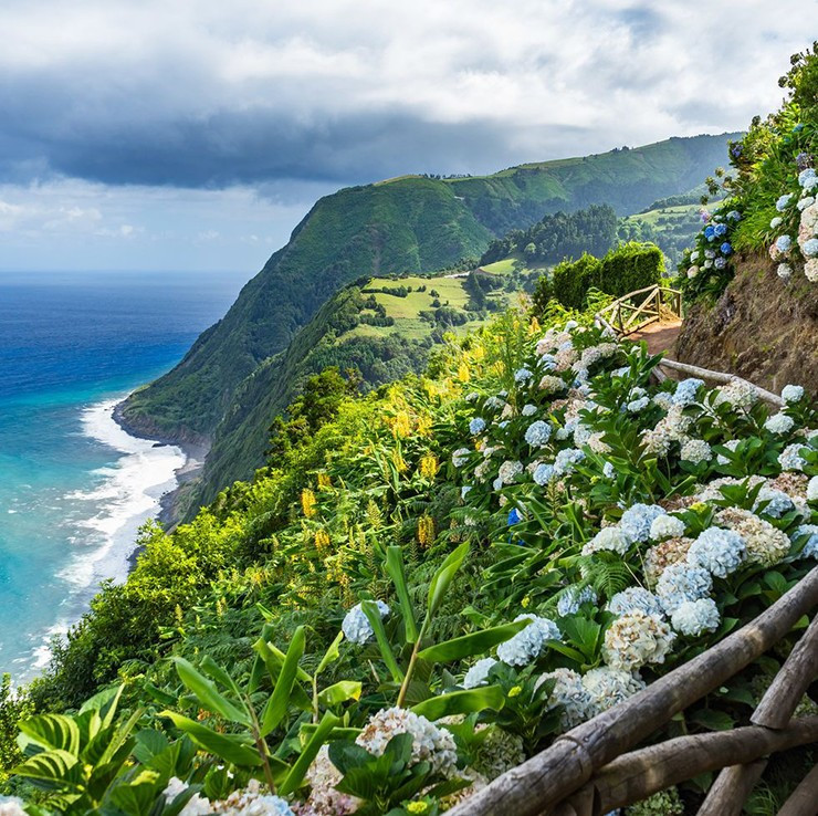  Azores, Bồ Đào Nha: Azores là một quần đảo huyền diệu ở giữa Đại Tây Dương và một phần của Bồ Đào Nha. Phong cảnh ấn tượng với những vách đá khổng lồ, hàng rào hoa cẩm tú cầu xanh bất tận, động vật hoang dã phong phú và thác nước tuyệt đẹp khiến hòn đảo hẻo lánh này là địa điểm không thể bỏ qua.