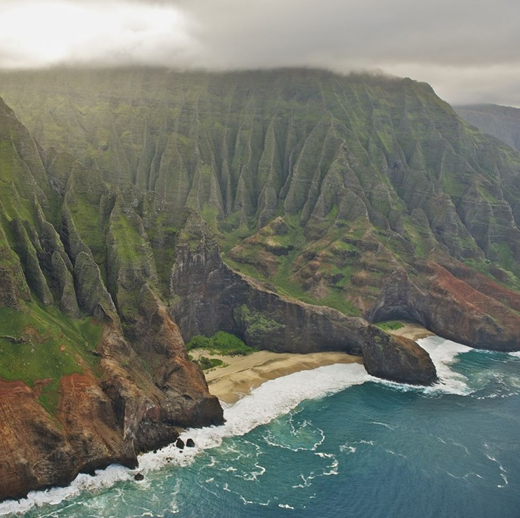  Kauai, Mỹ: Với biệt danh là "The Garden Isle", đây là hòn đảo xa xôi nhất trong số những hòn đảo nổi tiếng nhất Hawaii. Kauai có những ngọn núi xanh tươi, những khối đá ấn tượng, bãi cát vàng và vùng nước tuyệt vời để lướt sóng và bơi lội.