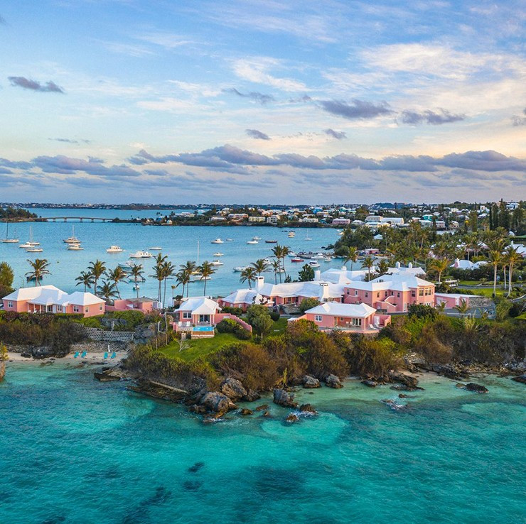  Bermuda: Được biết đến với những bãi biển cát hồng, sự thân thiện và rượu rum, Bermuda vừa sôi động vừa xinh đẹp. Lãnh thổ hải ngoại của Anh này nằm ở Bắc Đại Tây Dương và có những bãi biển ấn tượng, nhiều kỳ quan thiên nhiên để khám phá và những vùng nước ngoạn mục.