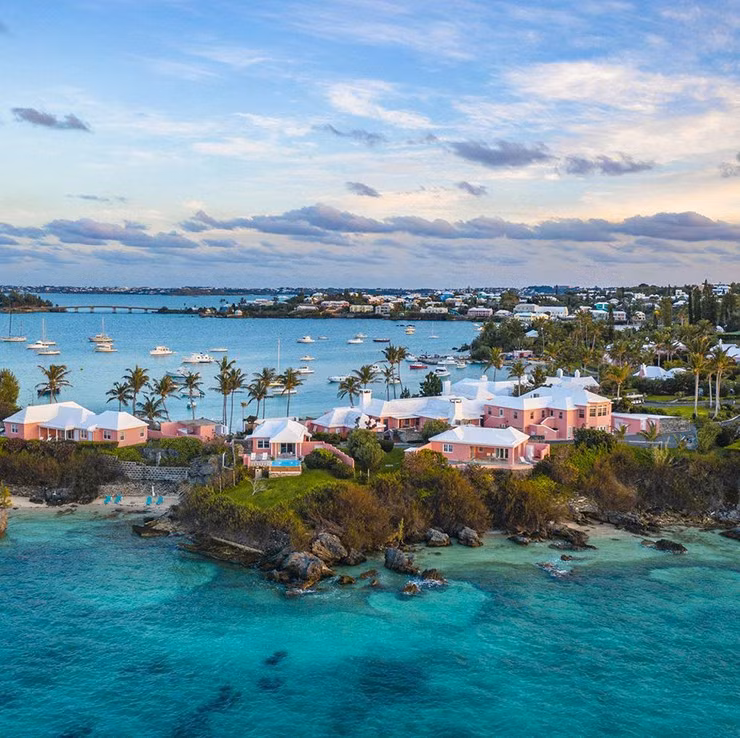  Bermuda: Được biết đến với những bãi biển cát hồng, sự thân thiện và rượu rum, Bermuda vừa sôi động vừa xinh đẹp. Lãnh thổ hải ngoại của Anh này nằm ở Bắc Đại Tây Dương và có những bãi biển ấn tượng, nhiều kỳ quan thiên nhiên để khám phá và những vùng nước ngoạn mục.