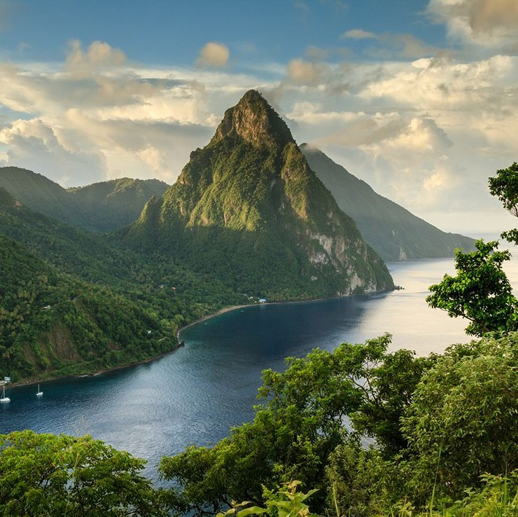 St. Lucia: Đảo quốc ở phía Đông Caribe này có thể khiến du khách lần đầu tới đây ngạc nhiên bởi nó rất giống với một hòn đảo ở Hawaii. Điểm đến quyến rũ này có địa hình phong phú, từ bãi biển Sugar mang tính biểu tượng cho đến những ngọn núi lửa Piton tuyệt đẹp. Du khách luôn hài lòng bởi sự hiếu khách, chu đáo, văn hóa Caribe và khung cảnh huyền bí tại đây. 
