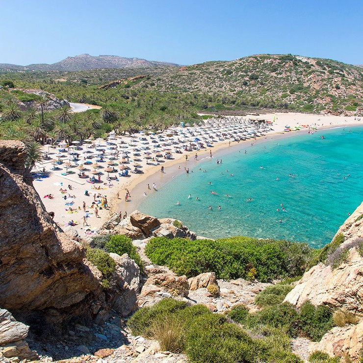  Đảo Crete, Hy Lạp: Nhờ thần thoại Hy Lạp, Crete đã được bất tử hóa như một hòn đảo huyền bí là nơi sinh ra thần Zeus. Bên cạnh lịch sử và văn hóa dân gian, Crete còn có một số bãi biển tuyệt đẹp với tầm nhìn ra biển Aegean khiến mọi du khách đều ngất ngây. 