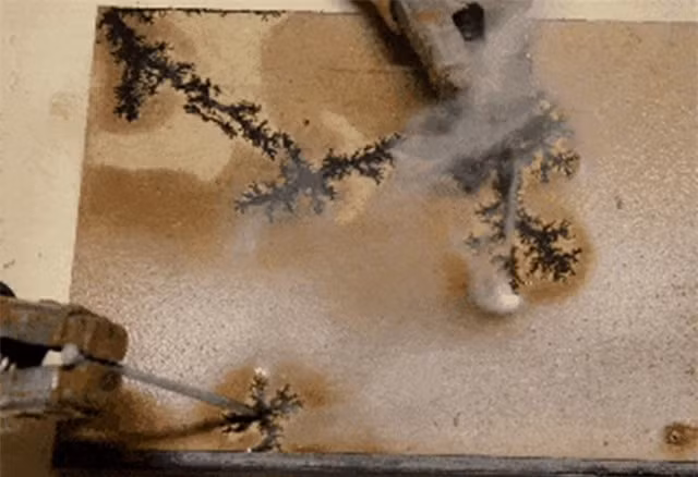 Kinh ngạc hoa văn trên gỗ khi được xung điện, mô phỏng gỗ bị sét đánh - Hình 3 Kinh ngac hoa van tren go khi duoc xung dien, mo phong go bi set danh-Hinh-3