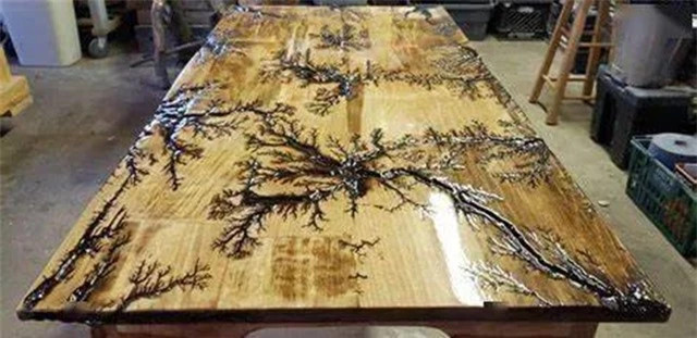 Kinh ngạc hoa văn trên gỗ khi được xung điện, mô phỏng gỗ bị sét đánh - Hình 2 Kinh ngac hoa van tren go khi duoc xung dien, mo phong go bi set danh-Hinh-2