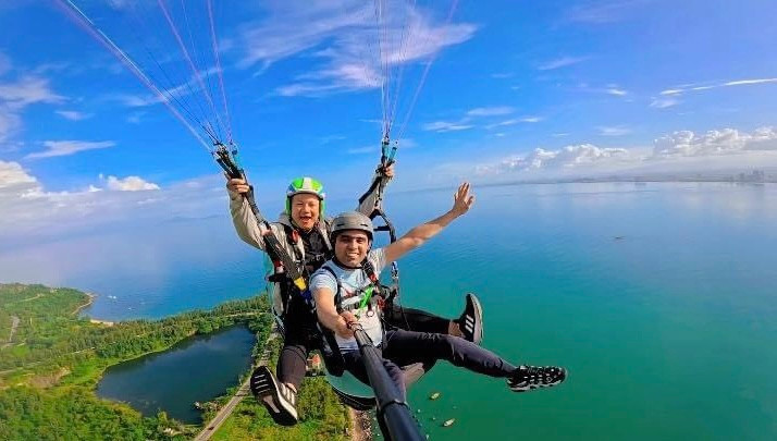 "Để có thể tham gia các chuyến bay này du khách cần phải có kế hoạch đặt lịch bay sớm trước vài ngày thậm chí vài tuần để ban tổ chức có thể tính toán được thời gian bay an toàn, vì bay phụ thuộc rất nhiều vào các yếu tố ngoại cảnh như thời tiết, tốc độ gió...", anh Lâm huấn luyện viên có thâm niên bay chia sẻ.