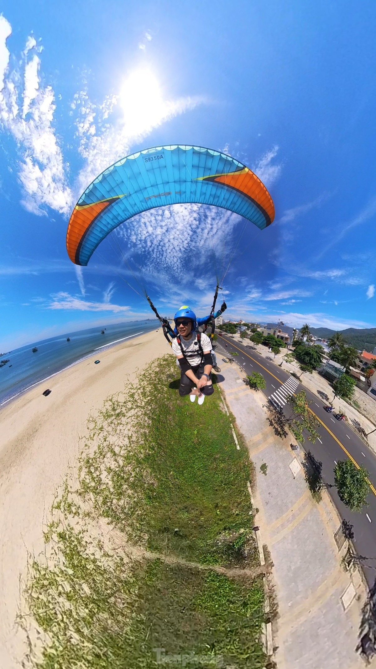 Các bộ môn thể thao mang tính phiêu lưu, mạo hiểm như chèo SUP, dù lượn luôn được các bạn trẻ ưa thích và săn đón khi đến với Đà Nẵng dịp hè này.