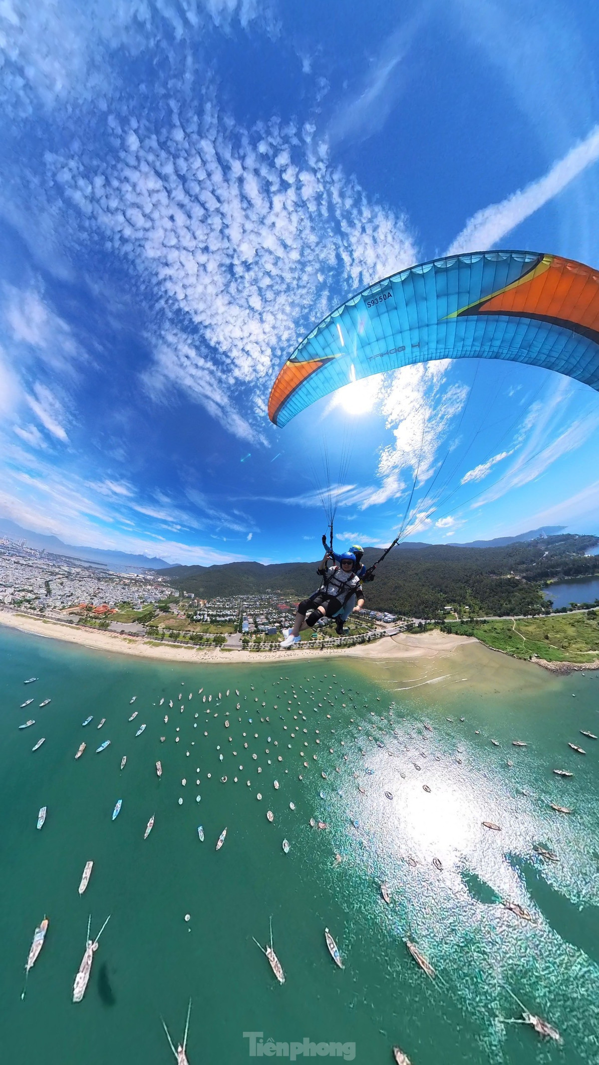 Những bạn trẻ lần đầu tiên tham gia thử thách này, được chinh phục bay lượn trên bầu trời bao la, ngắm nhìn xung quanh... là cảm giác rất khác so với việc ngắm nhìn qua ô cửa nhỏ của máy bay.