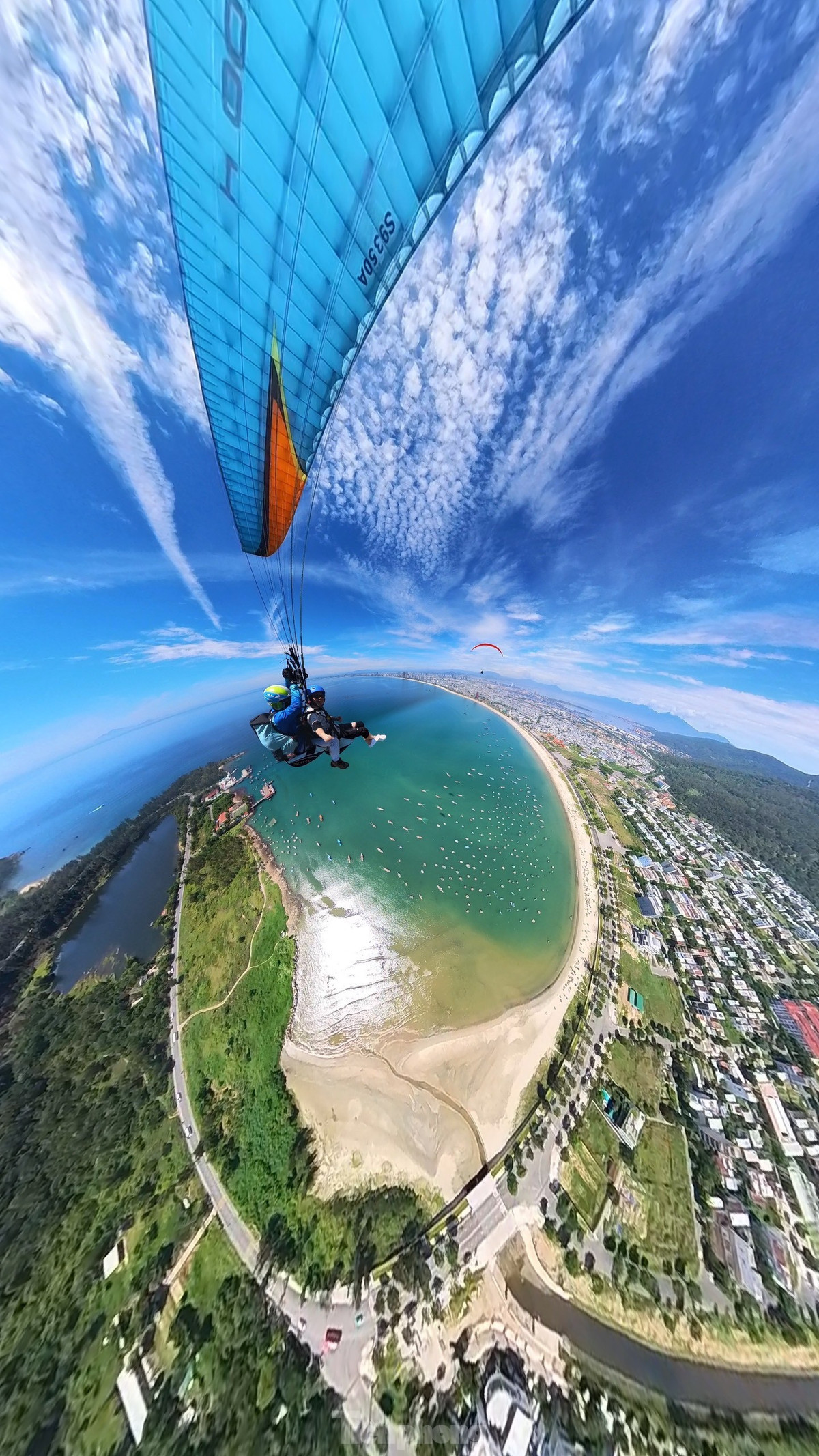 Từ bán đảo Sơn Trà ở độ cao gần 700m so với mực nước biển, trong điều kiện gió và thời tiết tốt, ổn định, du khách khi cất cánh bằng dù lượn không động cơ, lượn trên bầu trời bao la sẽ được chiêm ngưỡng cảnh sắc Đà Nẵng thật khác lạ.