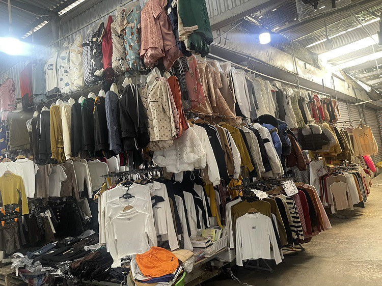 Luong thap, cong nhan cat giam chi tieu, dich vu “an theo” e am