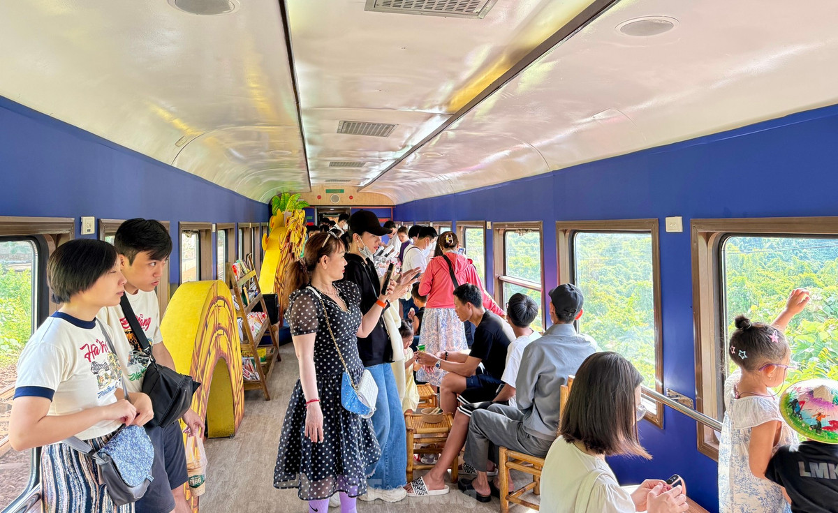 Các hoạt động văn hóa, nghệ thuật ca múa truyền thống được biểu diễn trong suốt hành trình.