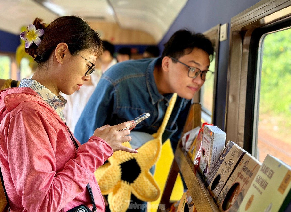 Du khách quốc tế cũng rất hào hứng khi khi tàu đi qua đèo Hải Vân, một bên là rừng núi, vách đá hùng vĩ, một bên là biển lãng mạn.