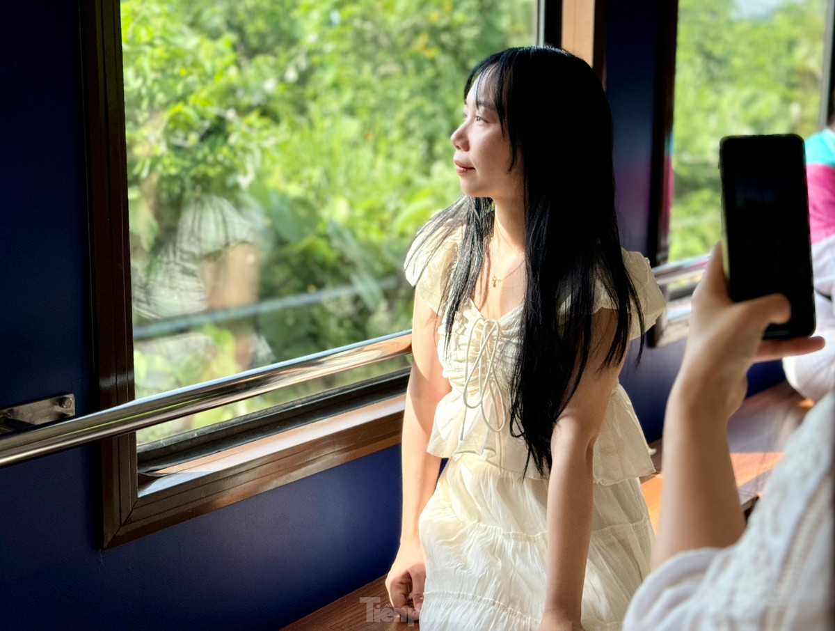 Từ trên tàu, du khách có thể ngắm nhìn khung cảnh thiên nhiên một bên là núi non trùng điệp hùng vĩ, một bên là bãi biển thơ mộng.