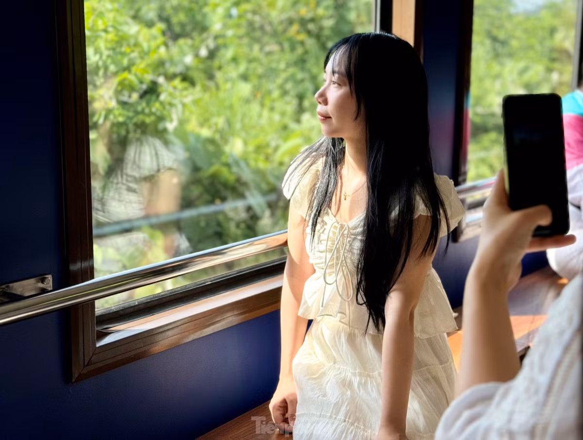 Từ trên tàu, du khách có thể ngắm nhìn khung cảnh thiên nhiên một bên là núi non trùng điệp hùng vĩ, một bên là bãi biển thơ mộng.