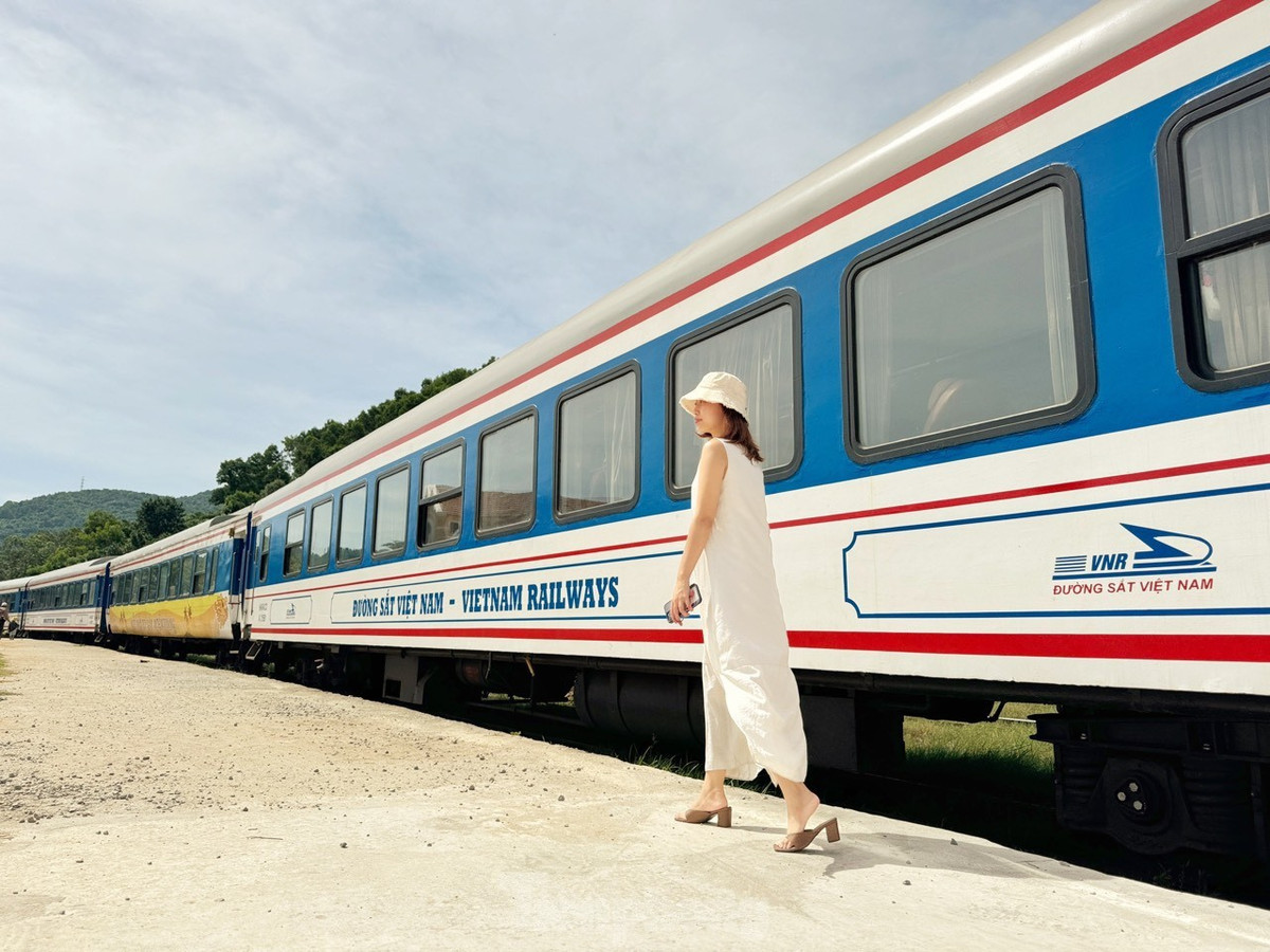 Trên đường đi, tàu sẽ dừng tại ga Lăng Cô để du khách có thể thoải mái check-in. Bạn Trần Vân Anh - du khách đi tàu - chia sẻ: “Có mặt trên chuyến tàu kết nối di sản đặc biệt này, mình được trải nghiệm rất nhiều dịch vụ thú vị như ca Huế, các món ăn đặc sản Huế, đặc biệt là địa điểm check-in rất đẹp. Hy vọng chuyến tàu này sẽ ngày càng mở rộng thêm nhiều chuyến hơn nữa để nhiều người cùng được trải nghiệm".