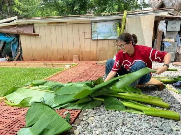 Trang Trần đi làm cỏ vườn kiếm tiền, nhận trợ cấp gần 80 triệu - Hình 2 Trang Tran di lam co vuon kiem tien, nhan tro cap gan 80 trieu-Hinh-2