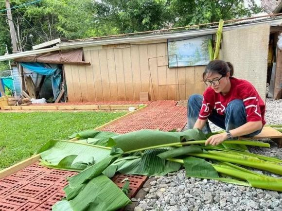 Trang Trần đi làm cỏ vườn kiếm tiền, nhận trợ cấp gần 80 triệu Trang Tran di lam co vuon kiem tien, nhan tro cap gan 80 trieu