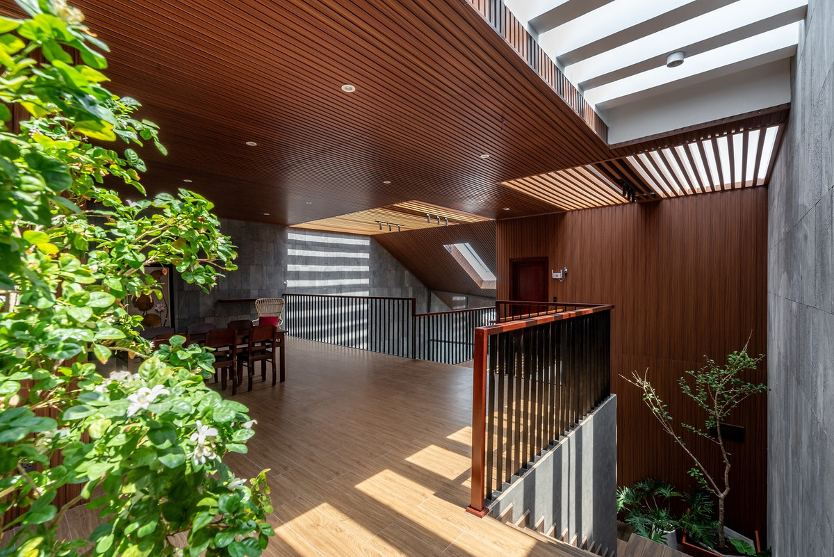 Mái nhà cũng được khoét rỗng tạo nên những ô cửa kính đưa ánh sáng vào trung tâm ngôi nhà, khiến ngôi nhà trở nên sáng sủa, sinh động và tràn đầy năng lượng.