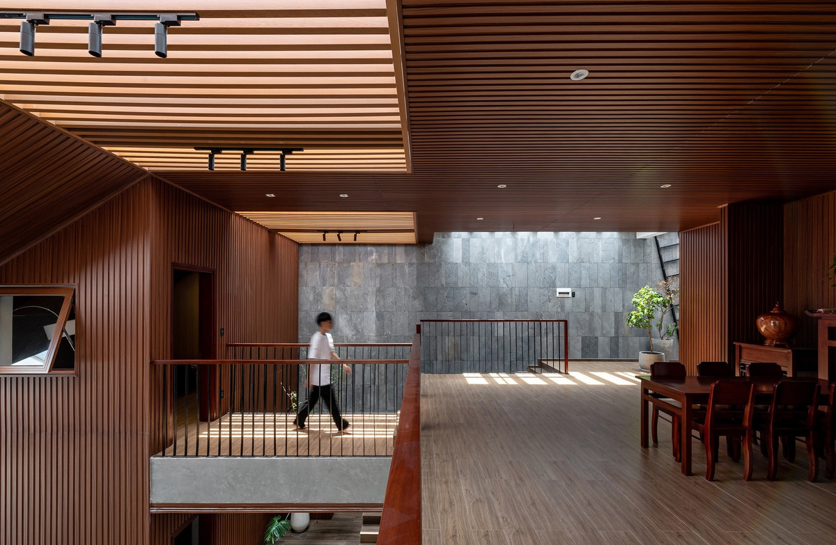 Cửa sổ mái ở phòng ngủ tầng 3, giúp gia chủ có thể ngắm nhìn bầu trời đêm từ trên giường ngủ.