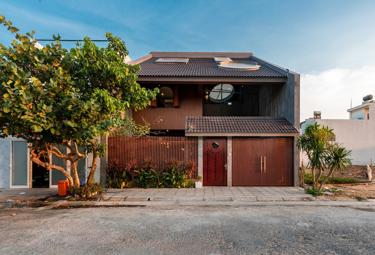 Với thiết kế này, công trình có cấu hình thú vị, và mang lại dáng vẻ quen thuộc của những ngôi nhà gỗ Việt Nam ngày xưa