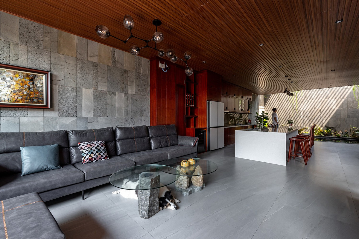 Những chất liệu mộc mạc như đá bóng, gỗ, tổ ong, gối và những chất liệu đặc trưng của địa phương Việt Nam, tạo cảm giác quen thuộc và có phần hoài cổ cho gia chủ trung niên.