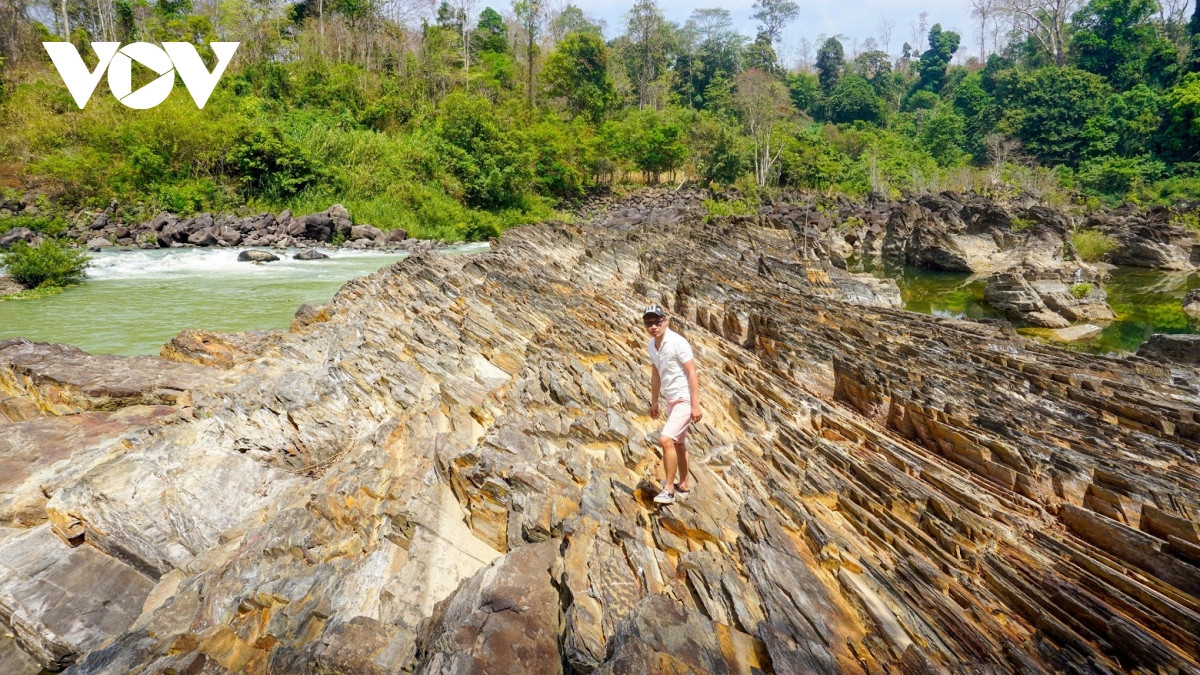 Trong mùa nước cạn, lòng sông phía chân thác phô bày dấu tích kiến tạo địa chất đặc thù và sự xâm thực lâu dài của dòng sông.